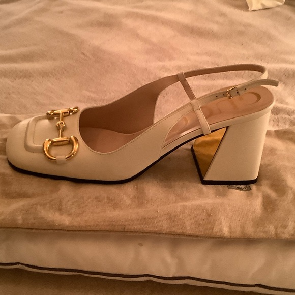 Gucci Cream Flats with Gold Detailing - Picture 6 of 11